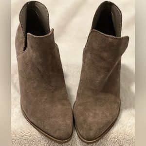 Women’s Steve Madden Aker Tan Suede Booties Sz 10. 3 1/2” Heels.